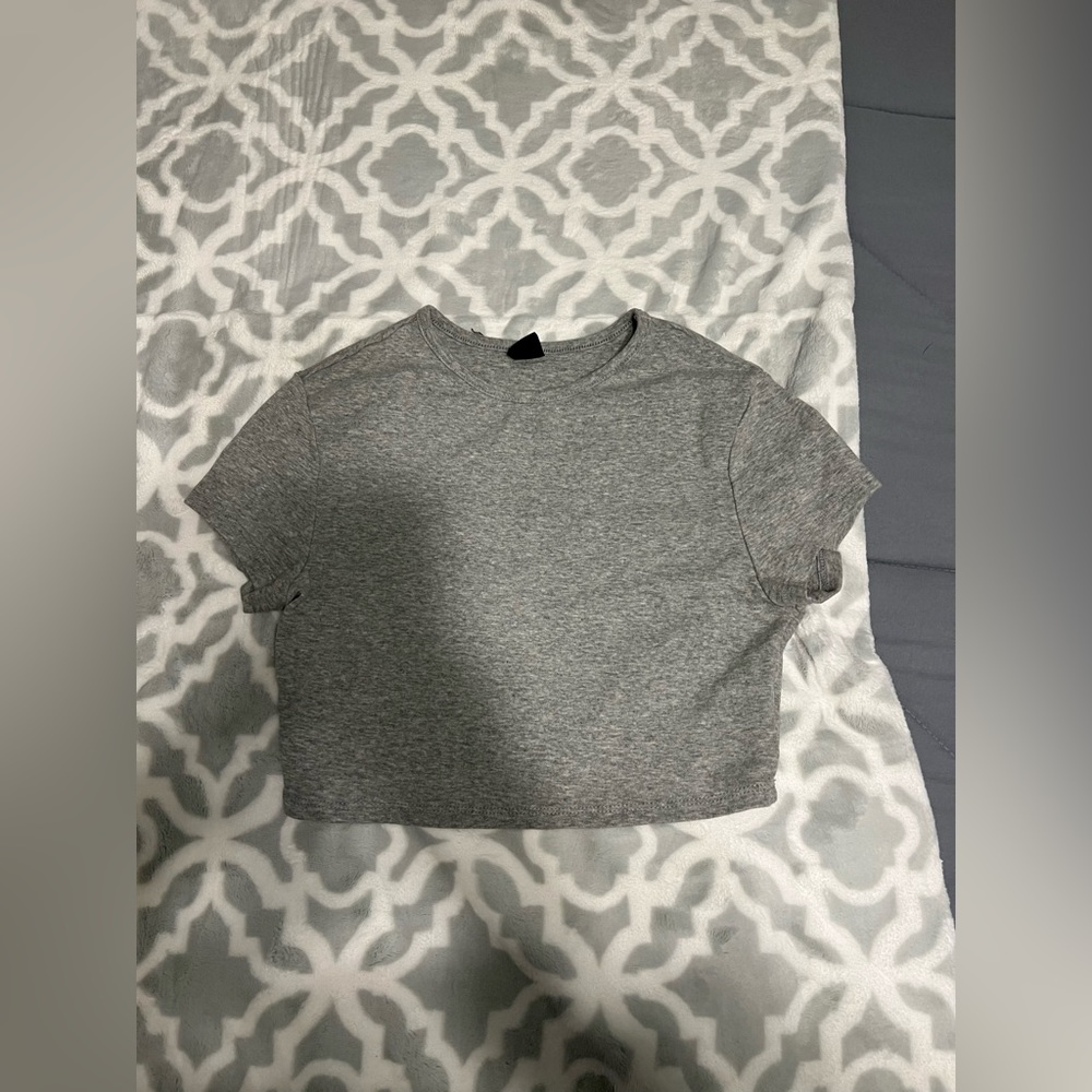 Women’s extra crop top, size small, color grey, brand: Shein.